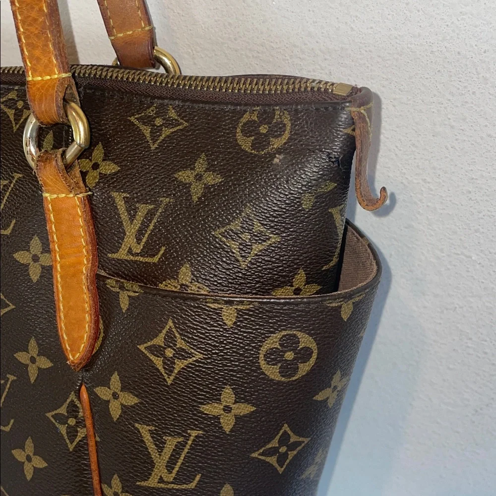 Authentic Louis Vuitton Totally Classic Brown Monogram Tote - Picture 4 of 14